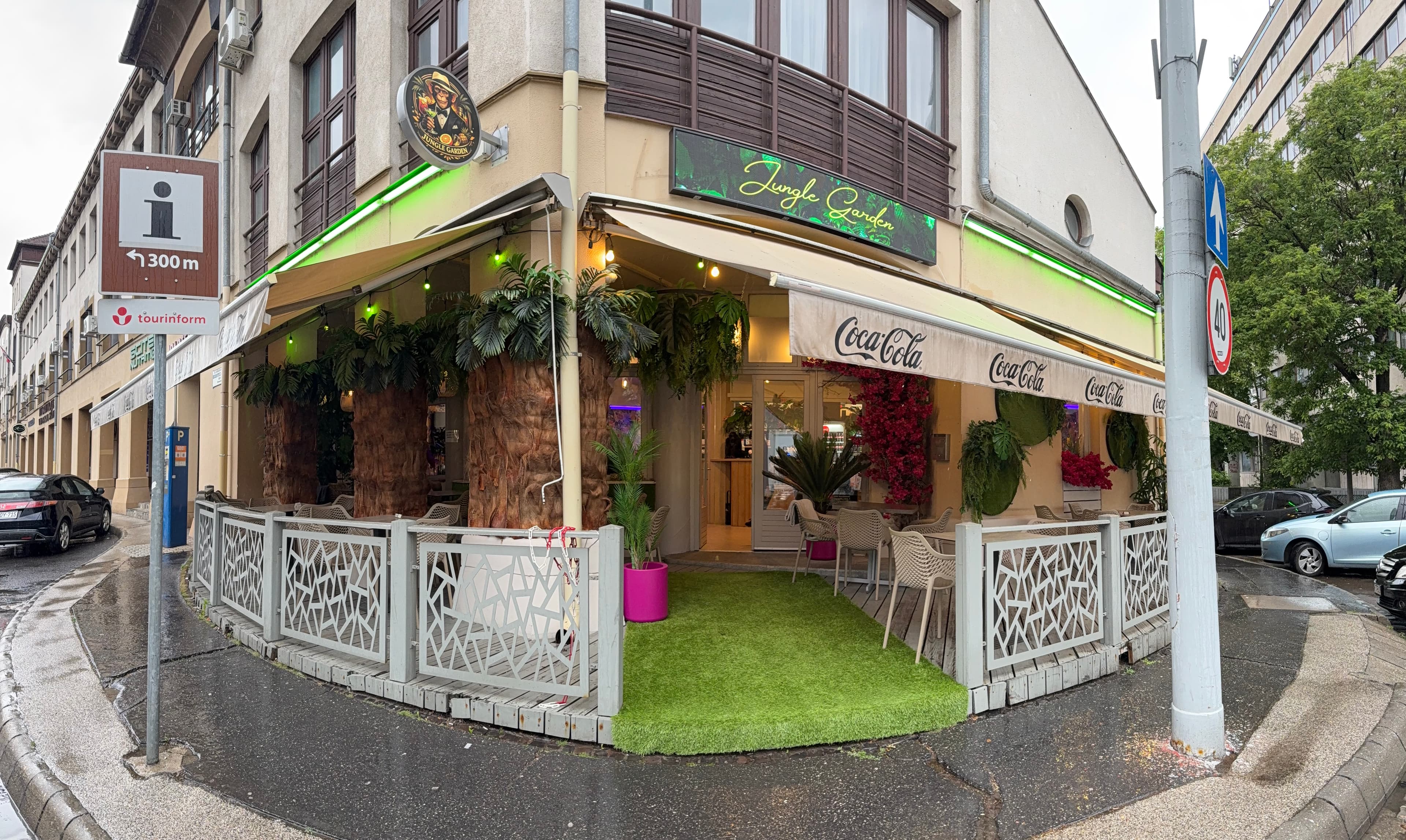 Jungle Garden terasz és bejárat nappal